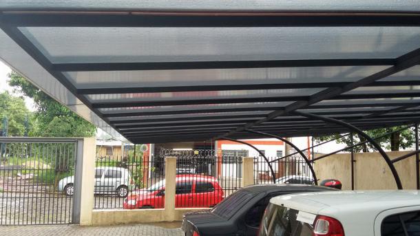 Estacionamento de policarbonato