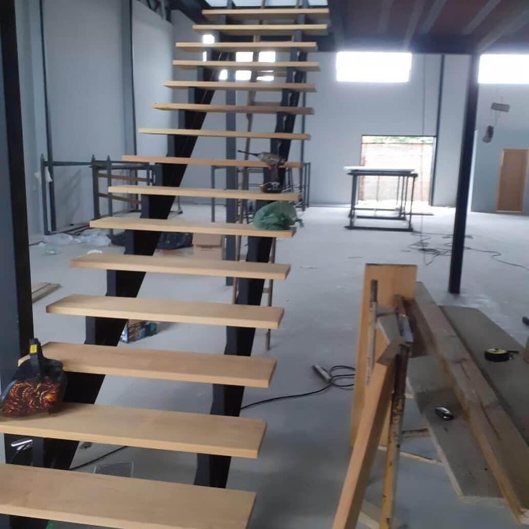 ESCADA DOIS LANCES Estrutura metalica, Esquadrias de aluminio, Estruturas