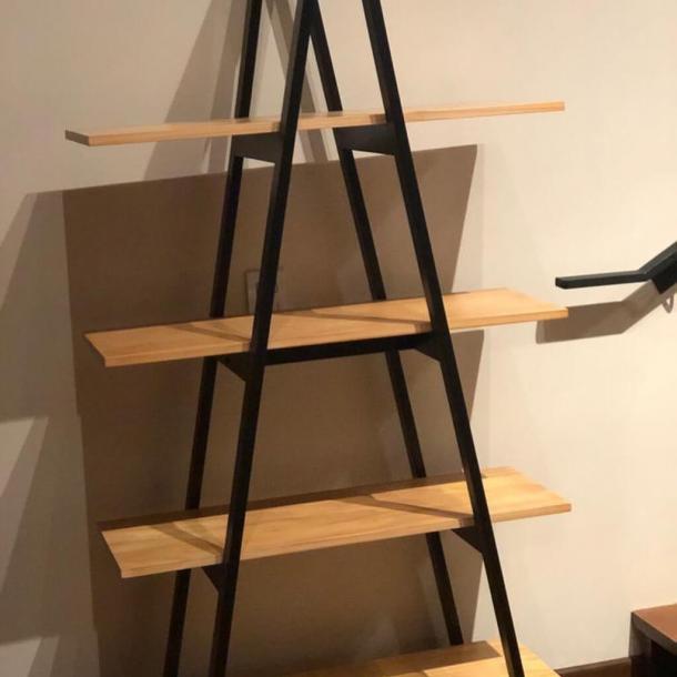 Estante em aço sob medida com prateleiras de madeira