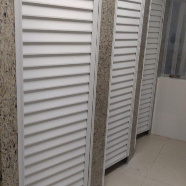 Porta de alumínio com perfil veneziana perfurado para banheiro