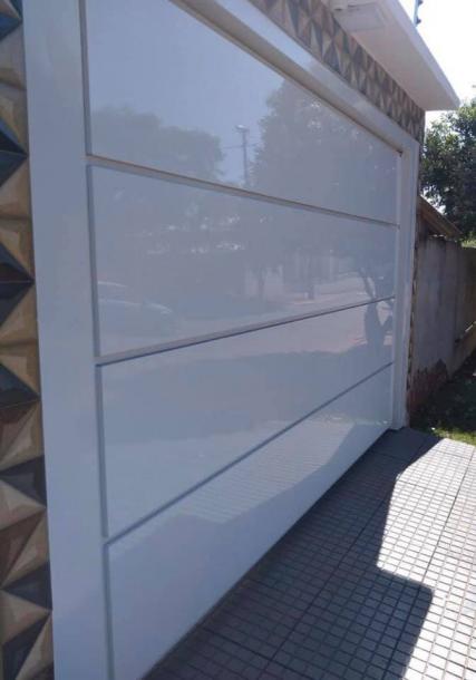 Portão de contra peso com revestimento em ACM (branco)