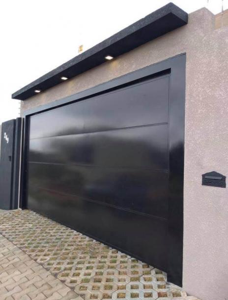 Portão de contra peso com revestimento em ACM (preto)